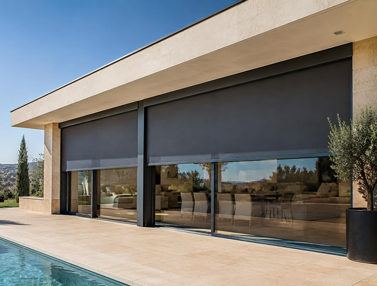 Stores extérieurs devant les baies vitrées d'une villa